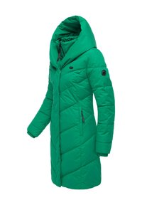Zielona puchowa kurtka z wysokim kołnierzem, ukośnym pikowaniem, dwoma bocznymi kieszeniami i okrągłą naszywką na rękawie.