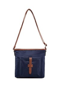 Borsa a spalla in nylon navy con dettagli in pelle marrone, forma rettangolare, chiusura con zip superiore e tasca frontale con tracolla in pelle.