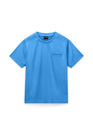 Blå T-shirt med korte ærmer og rund hals, med en lille rektangulær Napapijri-logo på venstre bryst.