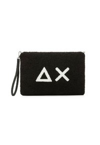 Borsa a pochette nera in peluche con una finitura testurizzata, caratterizzata da un design geometrico bianco di un triangolo e una X sulla parte anteriore. Include un cinturino nero per il polso.