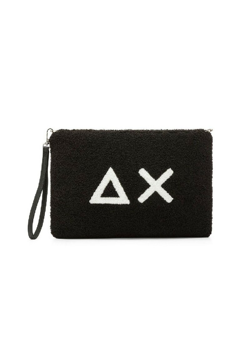 Borsa a pochette nera in peluche con una finitura testurizzata, caratterizzata da un design geometrico bianco di un triangolo e una X sulla parte anteriore. Include un cinturino nero per il polso.