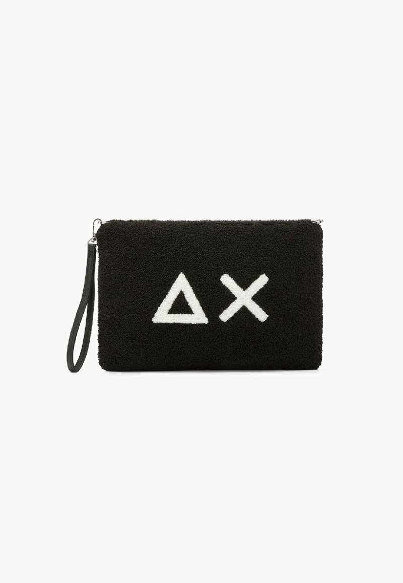 Borsa a pochette nera in peluche con una finitura testurizzata, caratterizzata da un design geometrico bianco di un triangolo e una X sulla parte anteriore. Include un cinturino nero per il polso.