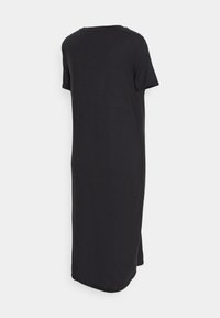 Vestido preto, de mangas curtas, até ao comprimento do joelho, com decote redondo. Textura suave, rachas laterais para facilitar o movimento e um corte descontraído. Design simples.