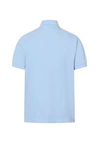Hellblaues Polohemd mit kurzen Ärmeln, geripptem Kragen und glatter Textur. Einfaches Design ohne Muster oder auffällige Hardware.