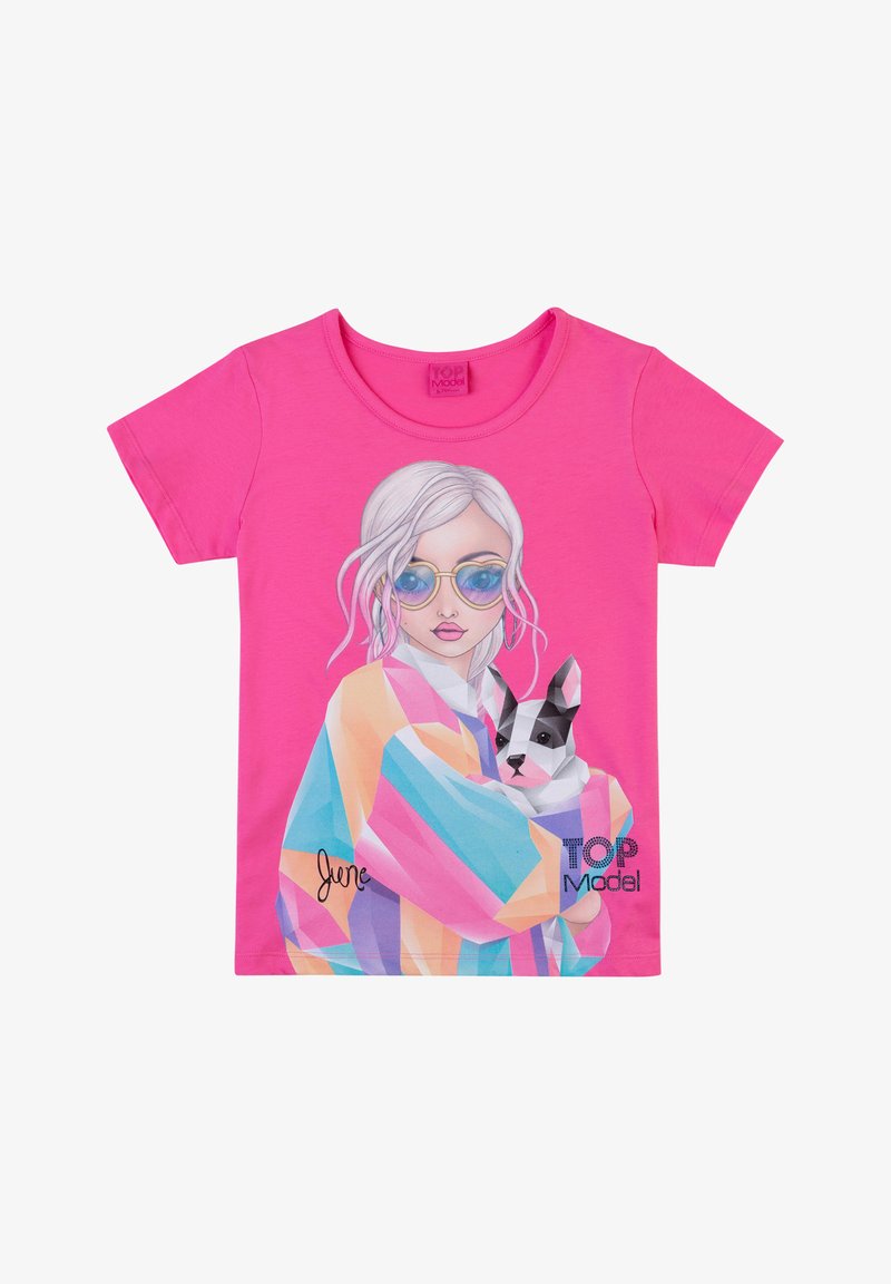 T-shirt rosa a maniche corte con un design grafico di una donna con occhiali da sole che tiene un cane, con motivi geometrici colorati.