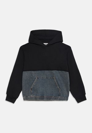 Sort hættetrøje med en mørkeblå denim nederste halvdel og en front kængurulomme, vist på en ensartet lys baggrund.
