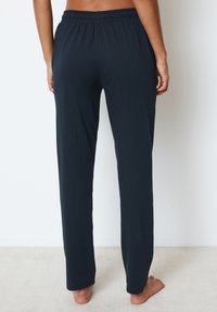 Dunkelblaue, leichte Hose mit elastischem Bund und glatter Textur. Gerade Beinform, volle Länge, ohne auffällige Details oder Muster.