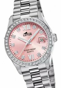 Montre en quartz argentée avec un cadran rose, accents en cristal et bracelet en acier inoxydable. Comprend un affichage de la date et des index en chiffres romains.