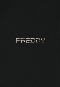 T-shirt nera con logo 'FREDDY' in metallo rosa. Realizzata in morbido tessuto testurizzato con scollo rotondo e maniche corte.