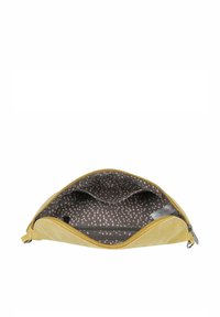 Bolso de púas de ante amarillo con cierre de cremallera. El interior cuenta con un forro gris con lunares rosas y un pequeño compartimento con cremallera.