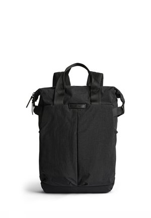 Schwarzer Rucksack mit Roll-Top-Design, gefertigt aus strukturiertem Stoff. Verfügt über zwei obere Tragegriffe und verstellbare Schulterriemen. Mit Reißverschlussverschluss.