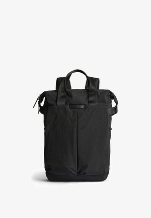 Schwarzer Rucksack mit Roll-Top-Design, gefertigt aus strukturiertem Stoff. Verfügt über zwei obere Tragegriffe und verstellbare Schulterriemen. Mit Reißverschlussverschluss.