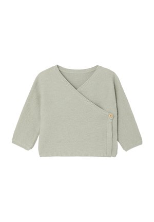 Hellgrauer gestrickter Babycardigan mit langen Ärmeln und Wickelvorderseite, die mit einem kleinen Holzknopf geschlossen wird.