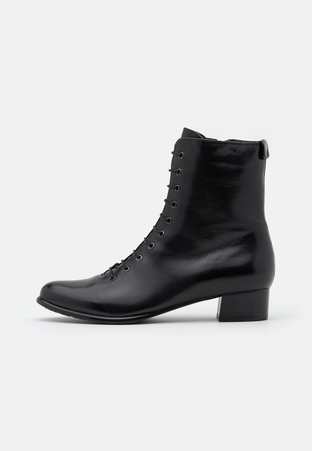 BRYONIA - Botines con cordones - black
