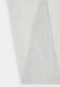 Tessuto grigio chiaro con una texture morbida e un leggero lucido. Presenta un design semplice, una superficie liscia e sottili variazioni tonali.