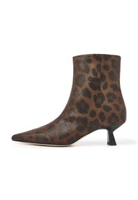 Unselected, leopard