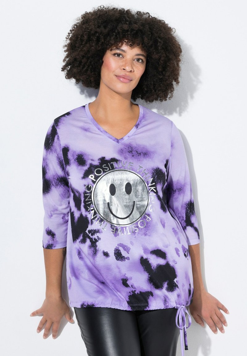 Fialová tričko s tkaním tie-dye, tříčtvrteční rukávy, V-výstřih, stříbrný úsměvový motiv a stahovací lem pro nastavitelný střih.
