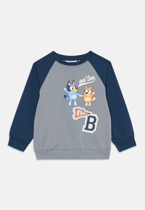 Szürke pulóver tengerészkék ra...lákkal, rajzfilmfigurákkal és a "jó idő" felirattal, valamint a "Friends" és egy "B" betűs részlettel.