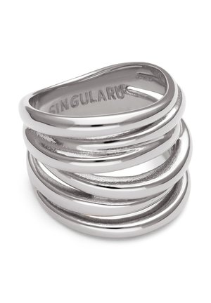 Anillo ancho de plata con cinco bandas superpuestas, acabado liso y brillante, grabado con la palabra “SINGULARU” en la superficie interior.