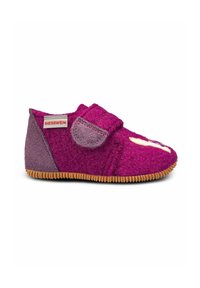Pantoufle en laine fuchsia avec une bande Velcro, semelle en caoutchouc et finition texturée. Présente un accent violet sur le talon et un design décoratif.
