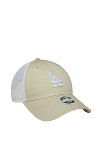 Beige und weiße Mesh-Baseballmütze mit gesticktem "LA"-Logo auf der Vorderseite und einem "9TWENTY Women Adjustable"-Aufkleber auf dem Schirm.