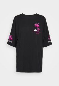 Sort oversized t-shirt lavet af bomuld. Har pink palme og solnedgang broderi på brystet og ærmet. Tekstdetalje på ærmet.