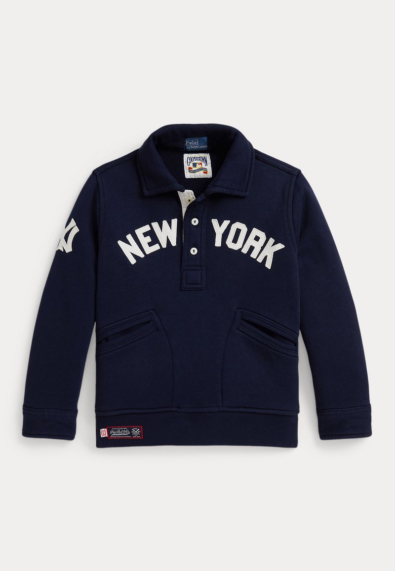 Tengerészkék galléros pulóver, fehér "NEW YORK" felirattal. Egyszerű elülső rész két oldalzsebbel és logófolttal az alján.