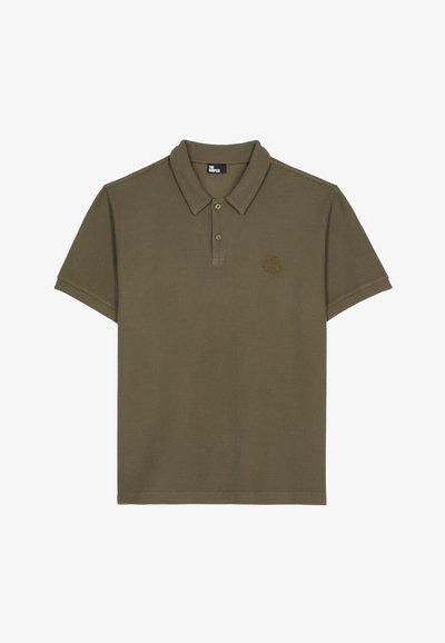 Kurzärmeliges olivgrünes Poloshirt mit strukturiertem Muster, zwei Knöpfen und einem kleinen gestickten Logo auf der linken Brust.