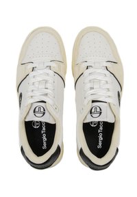 Sneaker bianche in pelle con accenti neri, punta tonda, dettagli perforati e logo sulla linguetta e sul lato. Inclusi lacci e colletto imbottito.