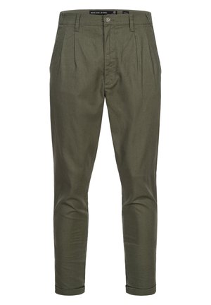 Pantalons olive en tissu léger, présentant une coupe décontractée, un devant plissé et des ourlets retournés pour un look moderne.