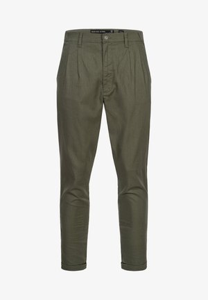 Olivgrüne Hose aus leichtem Stoff mit lässigem Schnitt, gefälteltem Vorderteil und aufgerollten Säumen für einen modernen Look.