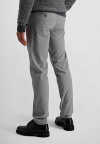 Graue maßgeschneiderte Hose aus weichem Stoff mit schmalem Schnitt, Gesäßtasche mit Knopfverschluss und kontrastierenden Nähdetails.