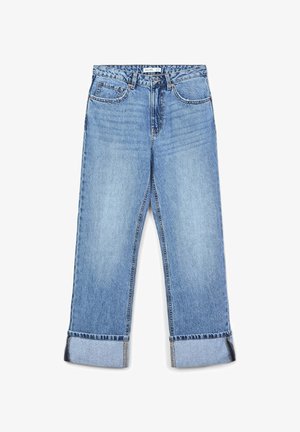 Jeans en denim bleu clair avec une coupe droite, dotés d'une fermeture à bouton, de cinq poches et de revers retroussés. Détails de couture classiques autour des coutures.