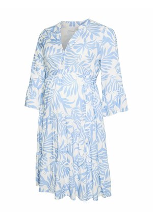 Biała sukienka ciążowa do kolan z jasnoniebieskim wzorem liści, dekoltem w serek, rękawami 3/4 z rozszerzeniem i paskiem wiązanym w talii.