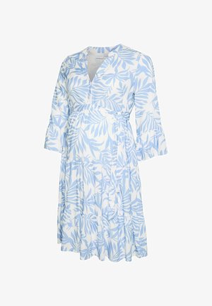 Biała sukienka ciążowa do kolan z jasnoniebieskim wzorem liści, dekoltem w serek, rękawami 3/4 z rozszerzeniem i paskiem wiązanym w talii.