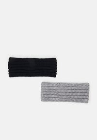 Dos cintas para la cabeza de punto, una en negro y otra en gris claro, con una textura acanalada y un diseño ancho para mayor cobertura.