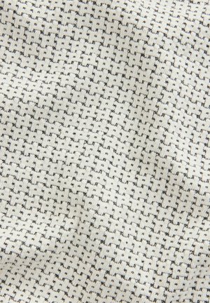 Tessuto in tessuto caratterizzato da uno sfondo bianco con un motivo geometrico nero formato da forme intrecciate, che offre un aspetto texturizzato.