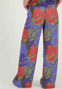 Bloemrijke wijde broek in blauw, rood en groen. Heeft gedurfde, grote bloemmotieven met een gladde textuur en een elastische tailleband.