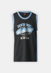 Camiseta de baloncesto sin mangas en color negro con detalles en azul y cuello a rayas. Presenta un gráfico de "Santa Cruz Worldwide" en plata y azul.