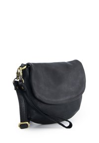 Schwarze Umhängetasche aus Leder mit abgerundeter Form und Klappverschluss. Verfügt über eine strukturierte Oberfläche und einen abnehmbaren Schulterriemen mit Metallbeschlägen.