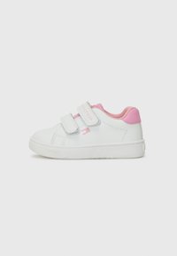 Baskets blanches pour enfants avec des accents roses, deux bandes Velcro, en matériau synthétique lisse, bout arrondi et semelle en caoutchouc blanche.