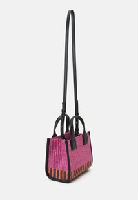 Malá obdélníková tkaná kabelka v růžové, fialové a oranžové barvě s černými koženými rukojeťmi a dlouhým nastavitelným popruhem.
