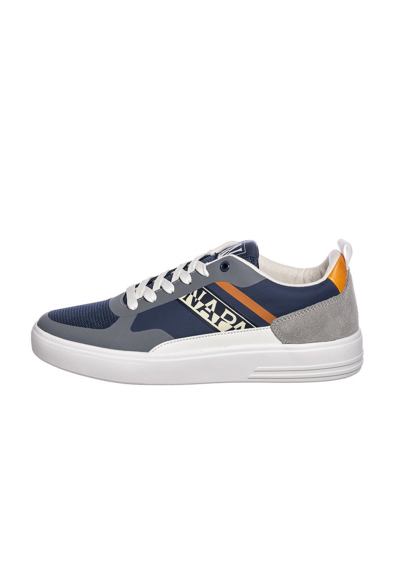 Sneaker sportivo blu navy e grigio con suola bianca, caratterizzato da accenti arancioni e una parte superiore testurizzata, lacci e dettagli del logo sul lato.