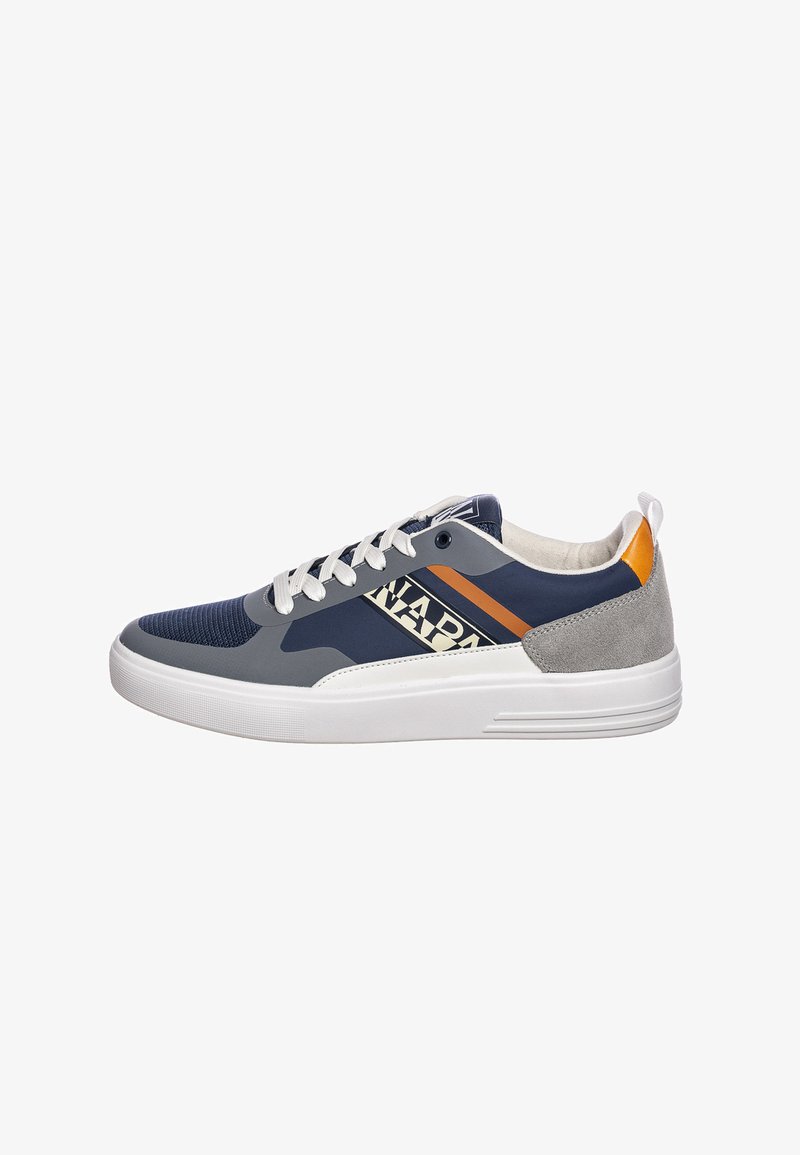 Sneaker sportivo blu navy e grigio con suola bianca, caratterizzato da accenti arancioni e una parte superiore testurizzata, lacci e dettagli del logo sul lato.
