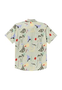 Korte mouwen shirt van lichtgroene stof, met een veelkleurig abstract patroon van palmbomen, geometrische vormen en zonmotieven.