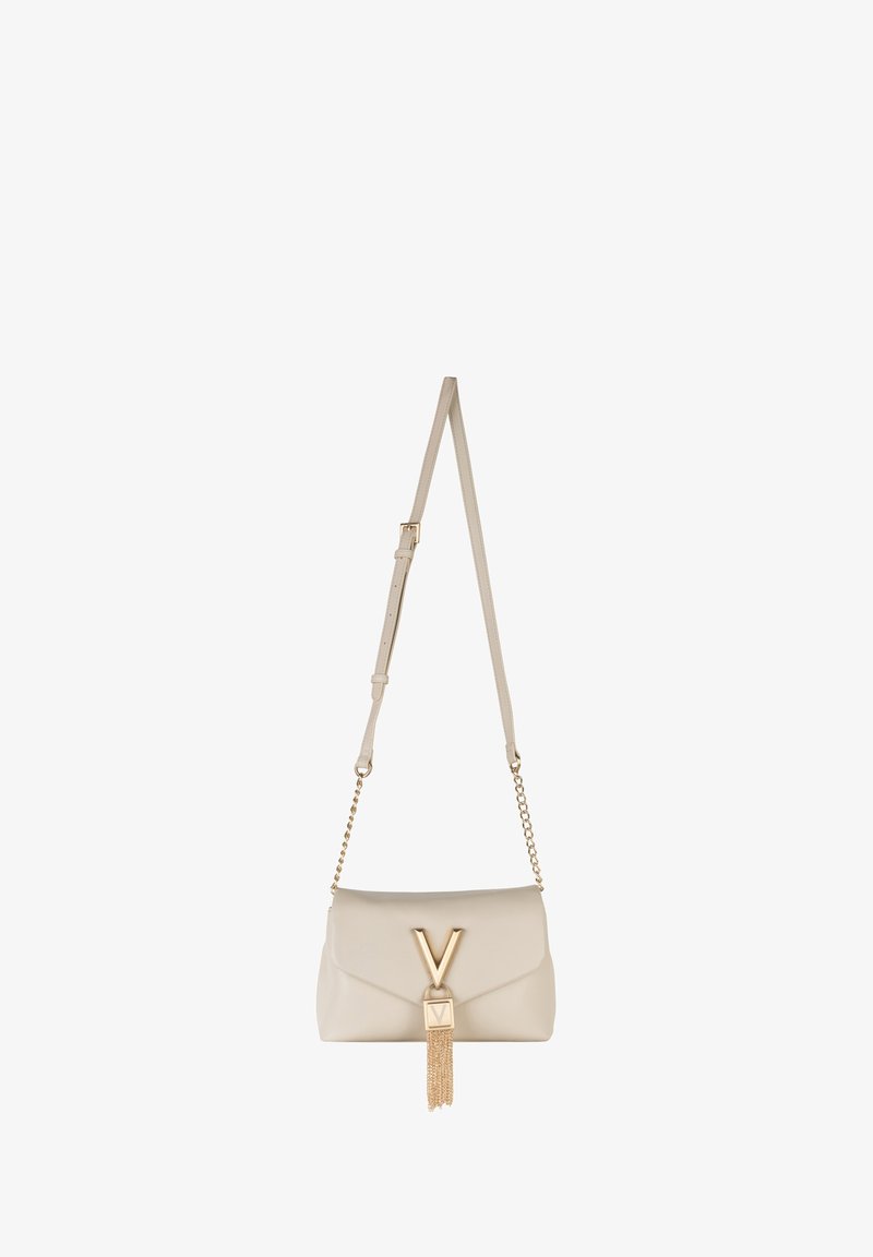 Bolso de hombro de cuero beige con un cierre con el logo "V" en tono dorado, flecos decorativos, correa de cadena y cuero, y una forma estructurada.