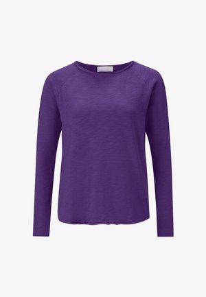 Maglietta a maniche lunghe viola realizzata in tessuto morbido e leggero. Presenta un colletto rotondo e maniche raglan con un orlo leggermente curvo.