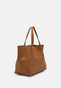 Hnědá kožená taška přes rameno s texturovaným povrchem, obdélníkovým tvarem, dvěma dlouhými uchy a otevřeným vrškem pro snadný přístup.