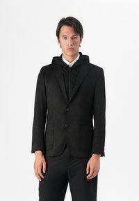 Schwarzes Blazer mit einer Kapuzenbefestigung, aus glattem Material, mit zwei Vordertaschen und einem Zwei-Knopf-Verschluss. Schlichtes Design, ohne Muster.