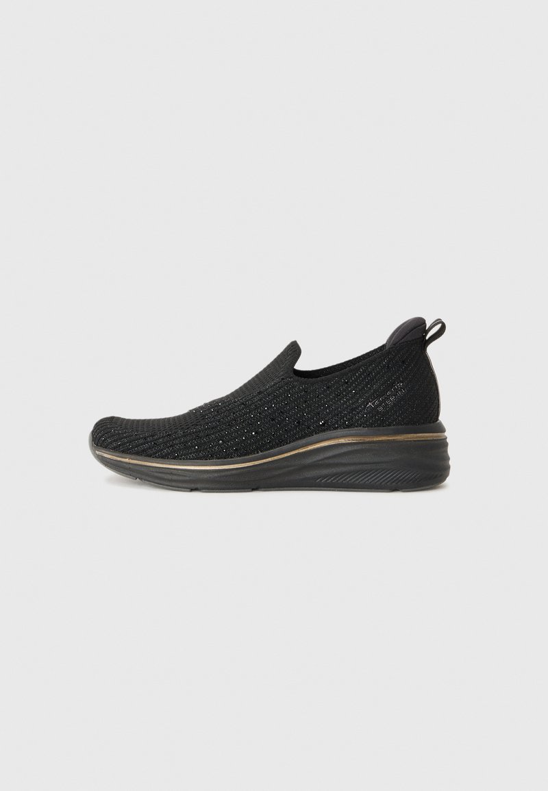 Sorte slip-on sko med en teksturert strikket overdel, en avrundet tå og en polstret såle. Har en subtil kontrasterende gullkant langs bunnen.